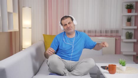 Hombre-Feliz-Escuchando-Música-Con-Auriculares.
